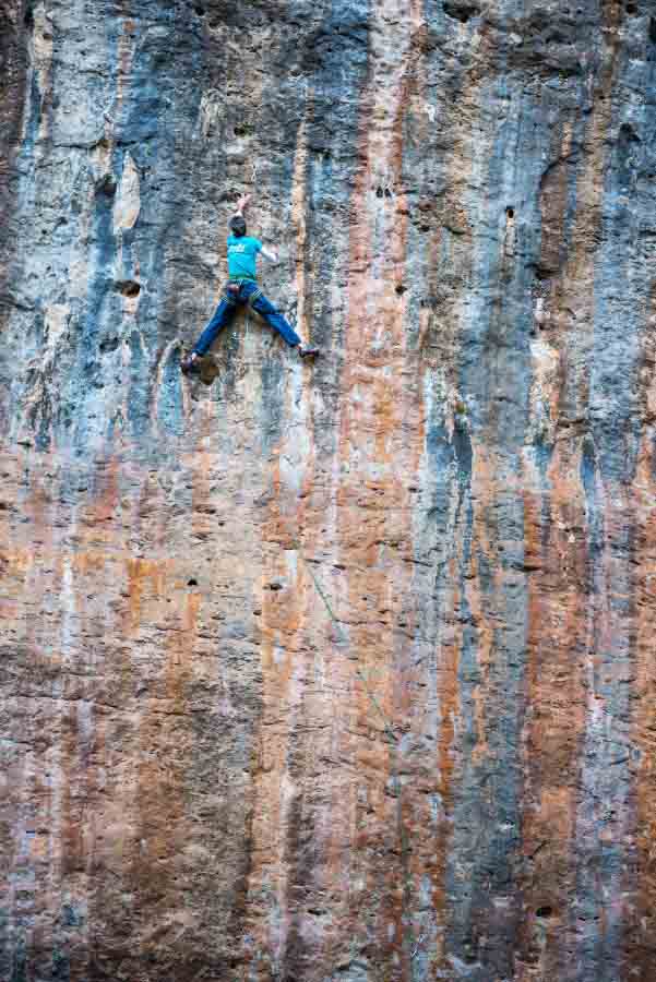 Nicolas BARTHOLOMÉ dans "Les mains savoneuses", 7b+ à Cantobre (12), France.