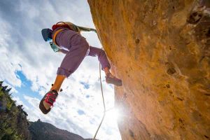 Camille DOUMAS à l'attaque de "Nebraska", 8a à Cantobre (12), France.