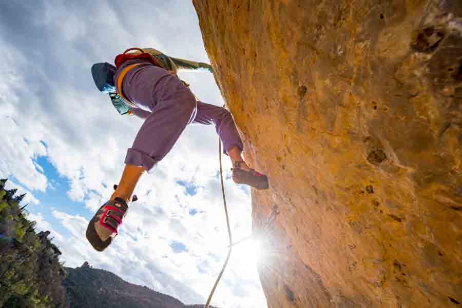 Camille DOUMAS à l'attaque de "Nebraska", 8a à Cantobre (12), France.