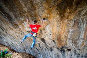 Seb BOUIN au travail dans "Salida del Sol", 9a à Cantobre (12), France.