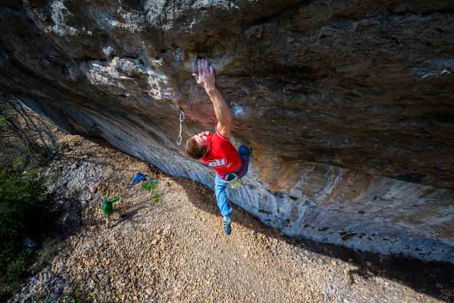 Seb BOUIN au travail dans "Salida del Sol", 9a à Cantobre (12), France.