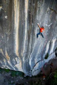 Nicolas BARTHOLOMÉ dans "La guerre des paires", 8a - La Ramirole, Gorges du Verdon.