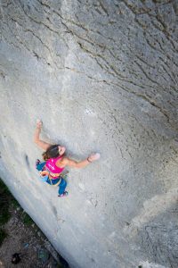 Camille DOUMAS dans l'enchainement de "Fleur de Rocaille", 7c+, Mouriès.
