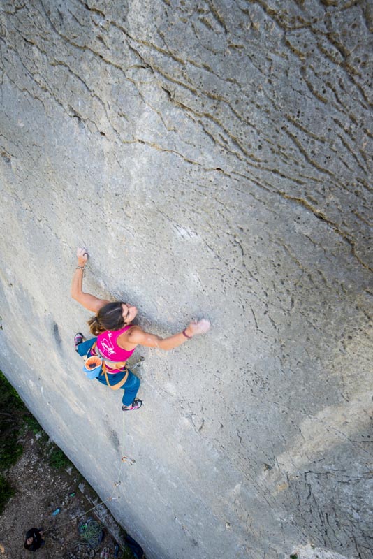 Camille DOUMAS dans l'enchainement de "Fleur de Rocaille", 7c+, Mouriès.