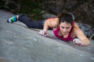 Hélène JANICOT dans l'enchainement de "Fleur de Rocaille", 7c+, Mouriès.