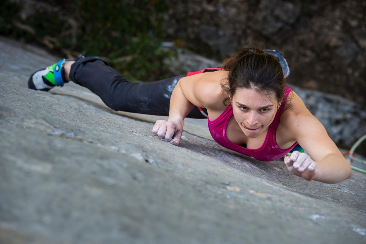 Hélène JANICOT dans l'enchainement de "Fleur de Rocaille", 7c+, Mouriès.