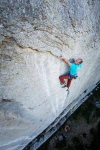 Loïc FOSSARD dans "Le Temple du Soleil", 7a+, Mouriès.