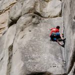 Mika dans un 6b bien teigneux à Annot, sur la vire inter