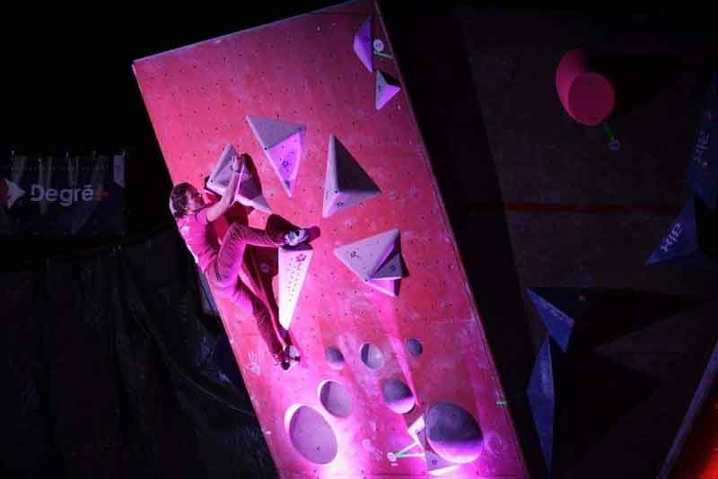 Justine sur mur d'escalade