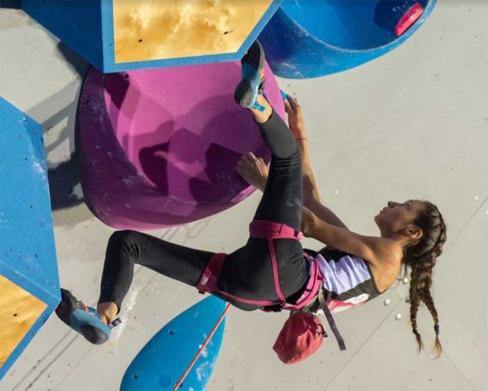 Eolia sur mur d'escalade