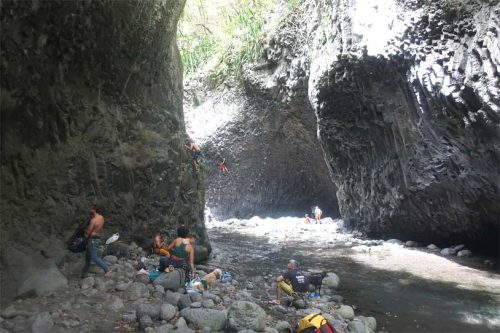 falaise bras de la plaine au bord de la riviere
