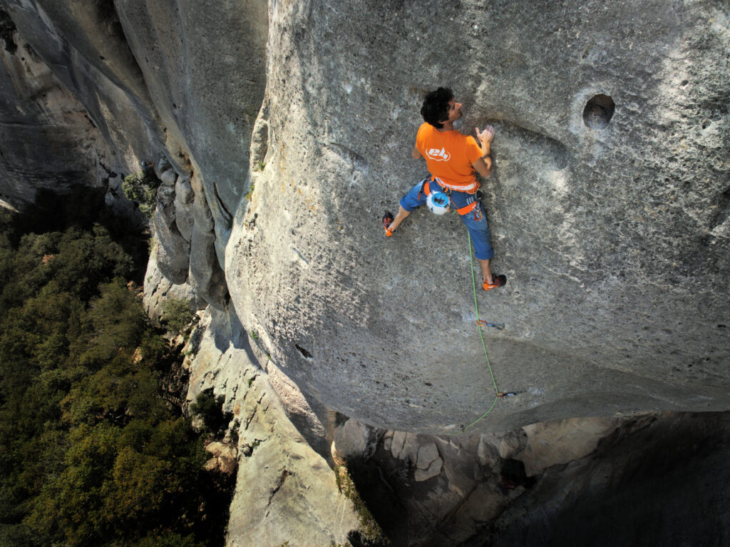 Matthieu Besnard dans la fin de "Reve de Papillon" (8a), un des mythes de l'escalade à Buoux, probablement un des premiers 8a français