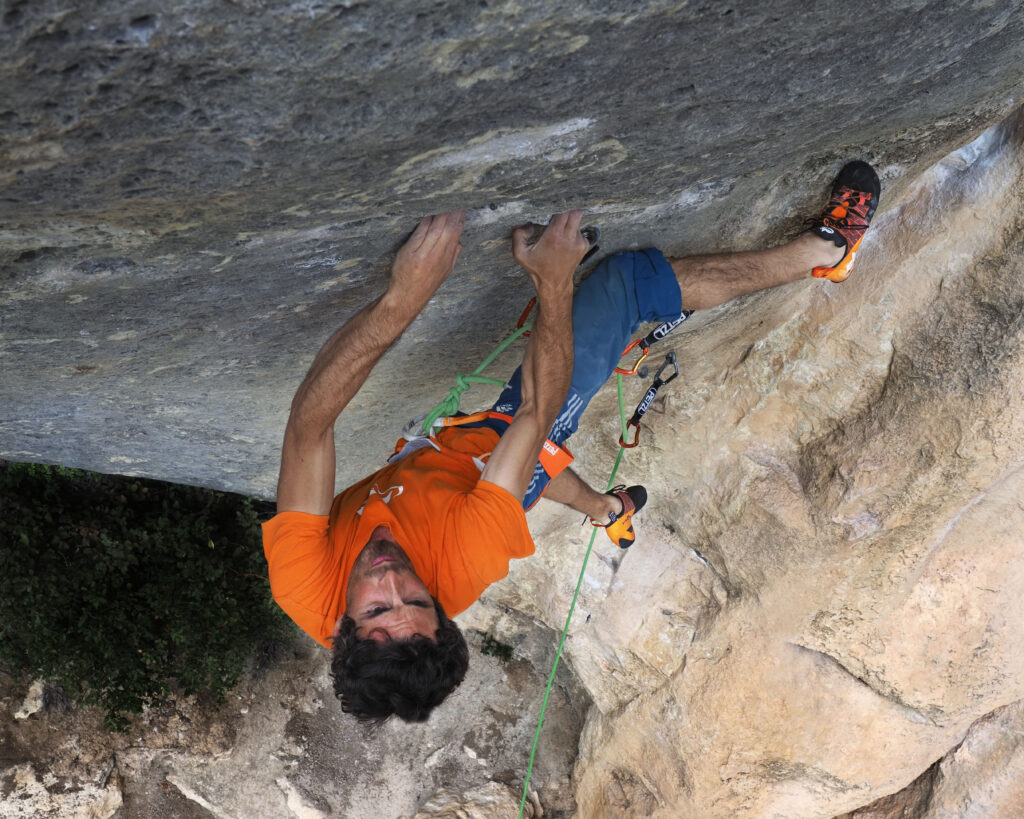 Matthieu Besnard dans la traversée technique de "Reve de Papillon" (8a), un des mythes de l'escalade à Buoux, probablement un des premiers 8a français