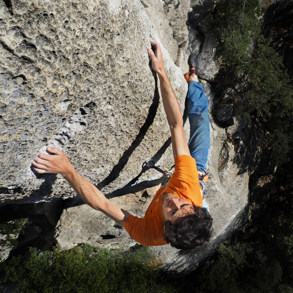 la somptueuse voie "Rose des Sables" à Buoux (7a), Matthieu Besnard en chausson Balboa