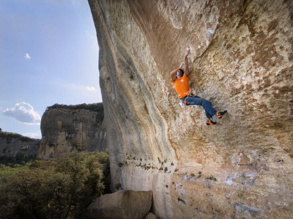 Matthieu Besnard s'essaye au croisé légendaire de la Rose et le Vampire, 8b, sur la falaise de Buoux