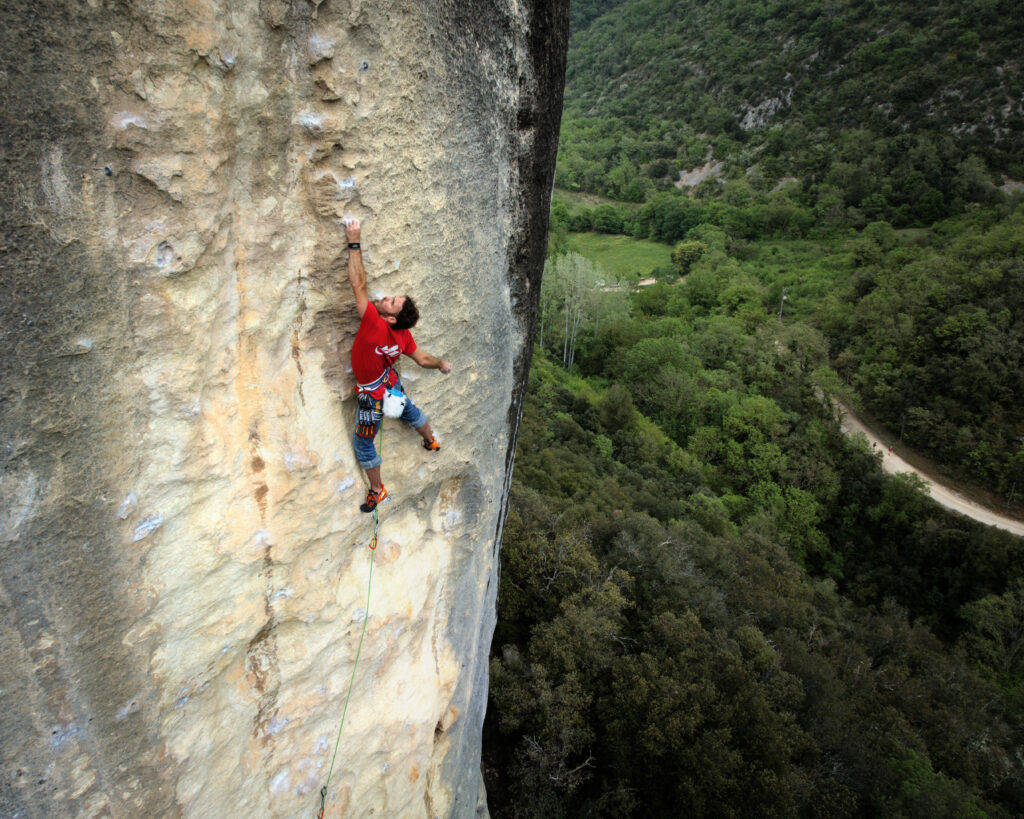 Simon Barrau en Strange, dans No Man's Land à Buoux (7b)