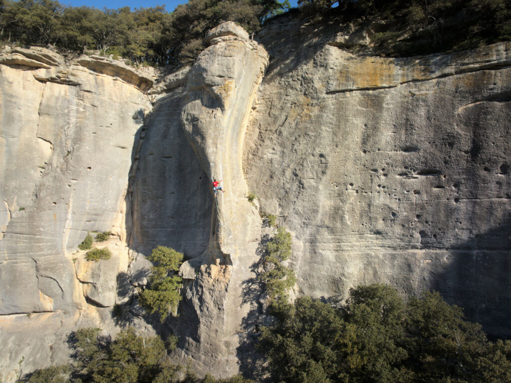la somptueuse voie "Rose des Sables" à Buoux (7a), vu d'ensemble