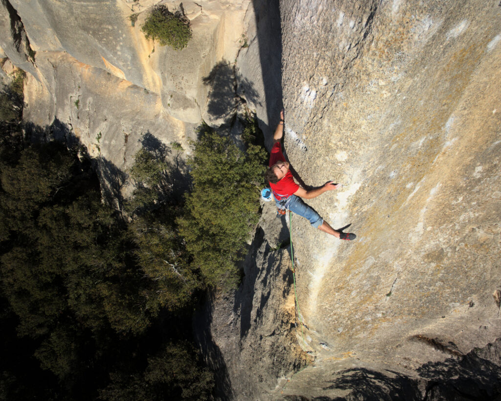 la somptueuse voie "Rose des Sables" à Buoux (7a), Simon Barrau en chausson Red