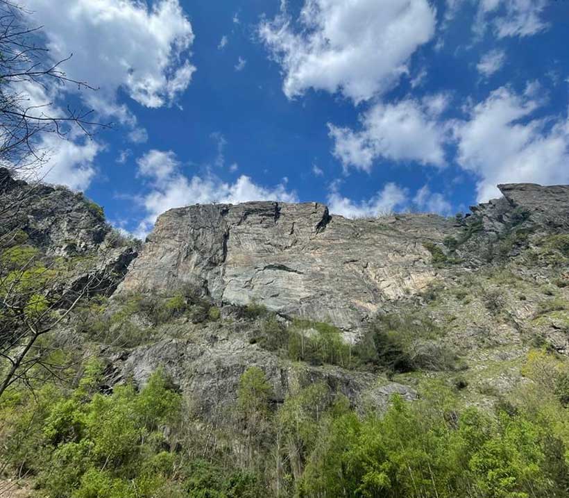La grande face, vue du bas