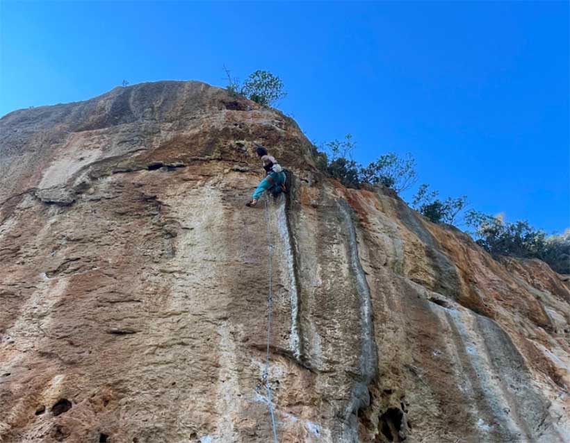 La voie d'escalade tout en colonnette à Vlychada Beach