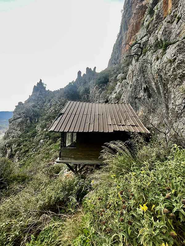 Cabane pour dormir au pied de la falaise de Mouzaki