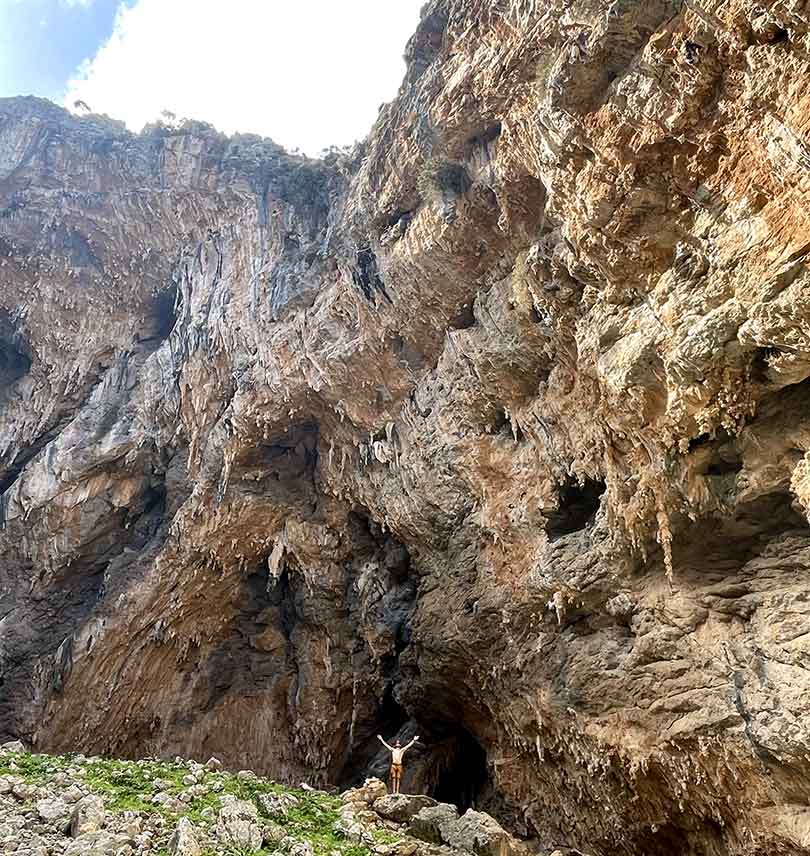 un spot d'escalade en grece avec baignades aux pieds des falaises